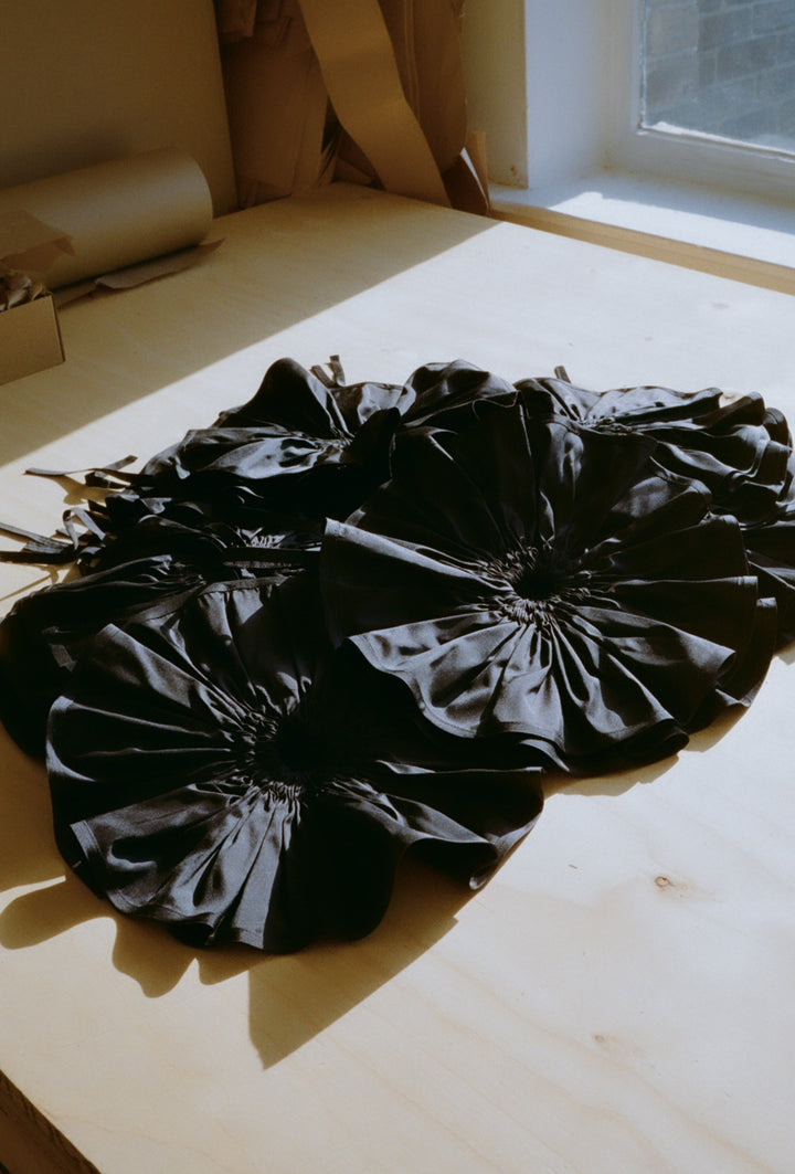 SILK SCRUNCHIE - BLACK