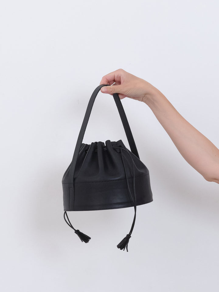 LEATHER DRAWSTRING COLLAR BAG